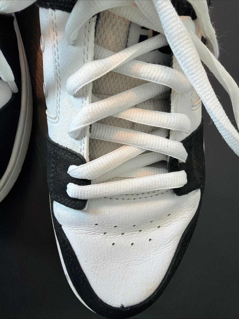 DC mens Black & White Low-Top Skate Shoes - Picture 6 of 8